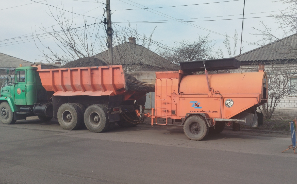 У Кременчуці триває ямковий ремонт міських доріг з використанням регенератора асфальту