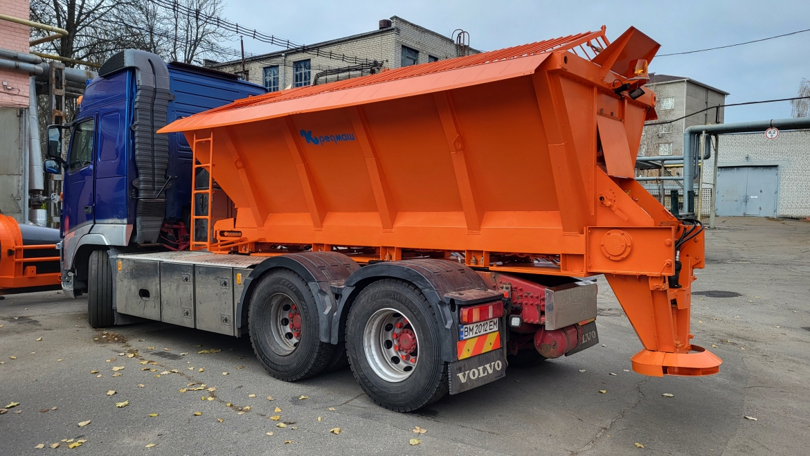 «Кредмаш» відвантажив партію техніки для зимового утримання доріг