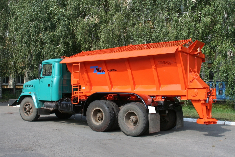 ПрАТ «Кременчуцький завод дорожніх машин» (ПрАТ «Кредмаш») пропонує піскорозкидачі  та відвали для зимового  утримання доріг.