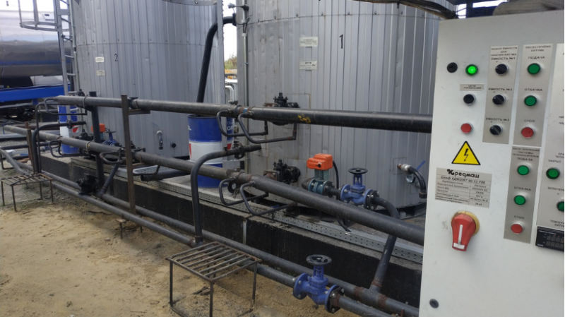 Vertical bitumen storage tank